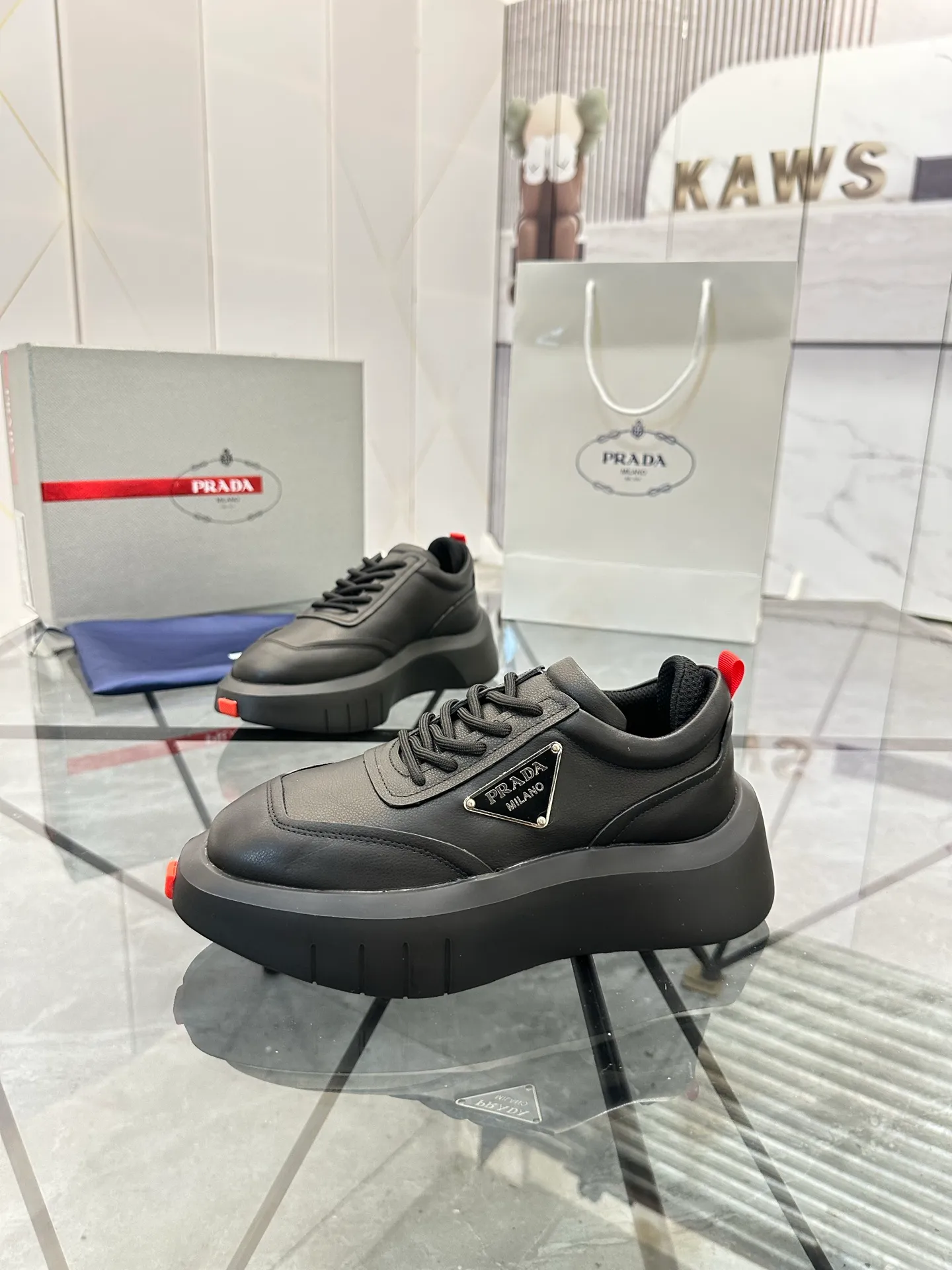 Selling men's shoes 💰: 💰P560¥ High-end top quality Product trademark: Prada * "Prada*" low-top casual shoes Regular size: 35-45 (can be customized to 46) Couple style Product material: imported first-layer cowhide leather upper, breathable lining, original outsole. No.: H201